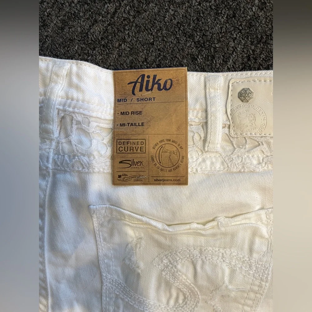 Aiko White Mid Short Distressed Jean Shorts. Mid Rise Silver Jeans Co. 12 NWT
